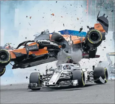  ??  ?? ESCALOFRIA­NTE. El coche de Alonso pasó volando por encima de la cabeza de Leclerc.