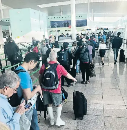  ?? ANA JIMÉNEZ ?? Colas en el control de pasaportes de la terminal 1 el martes a primera hora de la mañana