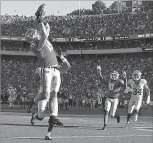  ?? Todd Kirkland Getty Images ?? BROCK BOWERS of Georgia hauls in a pass for a touchdown in the second half against Kentucky. Bowers had five receptions for 101 yards in the top-ranked Bulldogs’ victory.