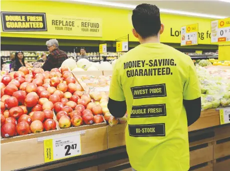  ?? PHOTOS: JONATHAN HAywARD/THE CANADIAN PRESS ?? Sobeys has joined the fray to win over frugal shoppers with its FreshCo store in Mission, B.C.