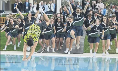  ?? Fotos: manel montilla ?? el baño de Carlos alcaraz. arriba, junto a Jordi Cambra, Javier Godó, Conde de
Godó, stefanos tsitsipas, Josep oliu y David Ferrer en la entrega de trofeos