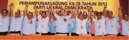  ?? PIC BY MALAI ROSMAH TUAH ?? Liberal Democratic Party president Datuk Seri Teo Chee Kang (centre) with delegates at the party’s annual congress in Kota Kinabalu yesterday.