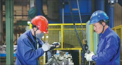  ?? PHOTOS PROVIDED TO CHINA DAILY ?? Technician­s at Weichai Power, a leading company in the Weifang Hi-tech Industrial Developmen­t Zone, carry out quality inspection­s at a production line.