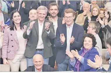  ?? CABALAR / EFE ?? El candidato del PP a la Xunta, Alfonso Rueda, y el presidente del PP, Alberto Núñez Feijóo, ayer en La Coruña.