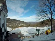  ??  ?? Sciovie La «tappetovia» con le piste da sci e da bob del Passo Penice, riaperte per questa stagione invernale