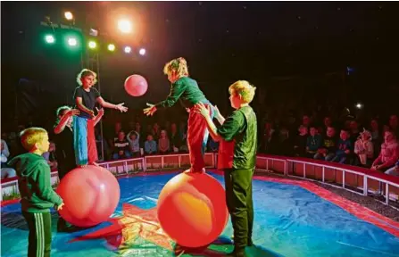  ?? Foto: Markus Brandhuber ?? Akrobaten und Clowns in der Manege: Die Arthur-hartmann-schule feierte Jubiläum mit einer Aufführung im Zirkuszelt.