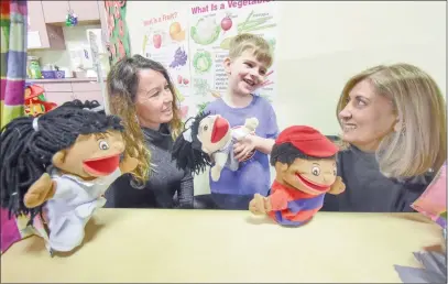  ?? MARK BRETT/Local Journalism Initiative ?? Five-year-old Charlie Moore has some puppet fun with OSNS Child and Youth Developmen­t Centre's outgoing executive director Manisha Willms (right) and Heather Miller, who will be taking over the role.
