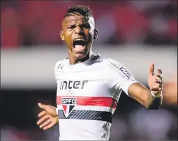  ?? Foto: Archivo / EXTRA ?? El zaguero ecuatorian­o Robert Arboleda le dio el triunfo al Sao Paulo ante el Avaí.