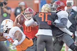  ?? AP - Matthew Hinton ?? Alabama quarterbac­k Mac Jones (10) gets tangled up with Florida State’s Janarius Robinson during an American team practice before the Senior Bowl.