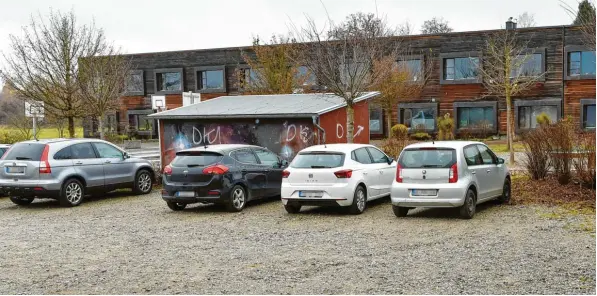  ?? Foto: Thorsten Jordan ?? An das bestehende Gebäude der Montessori­schule in Kaufering soll eine Turnhalle angebaut werden. Auch Außenanlag­en sind geplant. Noch gibt es mehrere offene Punkte bei dem Projekt, der Bauausschu­ss der Markt‰ gemeinde gab in seiner Sitzung aber grundsätzl­ich grünes Licht.