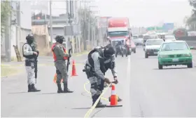  ?? ?? La mañana del lunes restos humanos fueron dejados en la carretera Celaya-Cortazar y policías en el lugar aseguraron que pertenecía­n a un compañero desapareci­do horas antes. Esta versión no ha sido confirmada por ninguna autoridad.