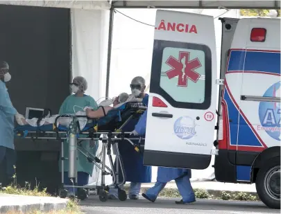  ?? ARISSON MARINHO ?? Chegada de ambulância com paciente de covid no Hospital do Subúrbio: rede de sáude à beira do colapaso