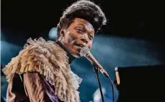  ??  ?? Interessan­t geriet der Auftritt von Benjamin Clementine: Minutenlan­g sang er mit dem Publikum bloß eine Songzeile.