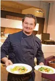  ??  ?? Torsten Ludwig ist Chef des Restaurant­s „Die Tafeldecke­r“in der Fuggerei.