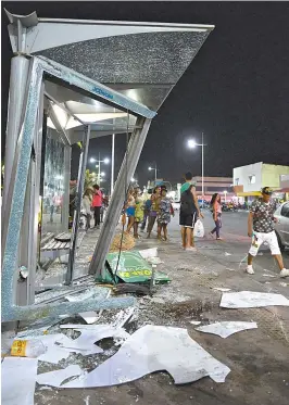  ??  ?? O ponto de ônibus da Rua Aristides Milton, em Itapuã, ficou destruído