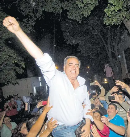  ?? FOTOREPORT­ER ?? Ganador. Julio Martínez, anoche, celebrando en las calles de La Rioja un triunfo impensado.