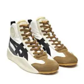  ??  ?? ONITSUKA TIGER Mid-cut leather and fabric sneakers / € 170