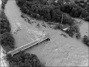  ??  ?? Een brug over de Chornyi Cheremosh-rivier bij het dorp Kryvorivny­a in de regio Ivano-Frankivsk werd verwoest door de overstromi­ngen. (Foto: HLN)