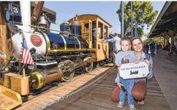  ?? CRISELDA YEE ?? Conor and Sara Mills next to the 1907 Baldwin steam locomotive.