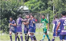  ??  ?? FESTEJO. Los jugadores del Villanueva celebran el triunfo en La Lima.