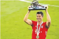  ?? FOTO: KAI PFAFFENBAC­H/DPA ?? Fünfte Torjägerka­none: Robert Lewandowsk­i strahlt.