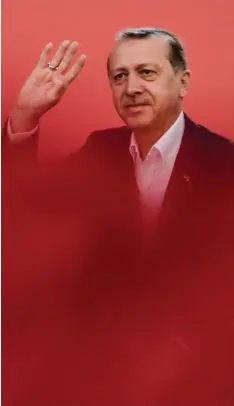 ?? Foto: Ozan Kose, afp ?? Diffuses Rot – der türkische Präsident bei einer Veranstalt­ung zum Gedenken an die Opfer des Putsches in Istanbul.