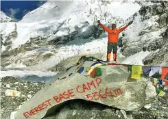  ?? DITE SURENDRA/JAWA POS ?? 5.364 MDPL: Andi Prajitno berpose di Everest Base Camp pada Oktober lalu.