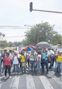  ?? RUEDA. ?? En la capital del Valle la protesta fue durante toda la mañana y los manifestan­tes realizaron bloqueos en las intersecci­ones.JUAN