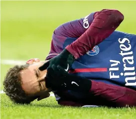  ?? FOTO REUTERS ?? El domingo, durante el juego PSG-Marsella, Neymar se dobló el tobillo derecho en una acción con el defensa Bouna Sarr.