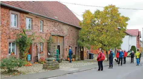  ?? FOTO: DG ?? Eröffnung des 7-Dörfer-Weges am vorigen Samstag in Heusweiler. Eine der Wander-Gruppen bestaunt den Albertshof aus dem Jahr 1754 und dessen historisch­en Stall im Ortsteil Wahlschied.