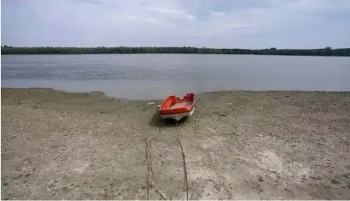 ?? ?? Ein Boot am Donau-Ufer nahe Belgrad während des vergangene­n Sommers