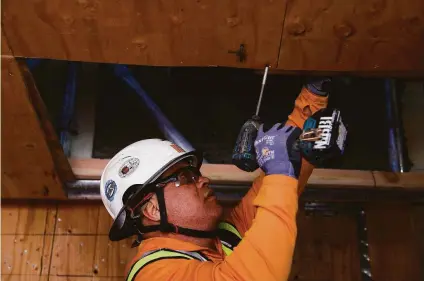  ?? Yalonda M. James / The Chronicle ?? Carpenter Royce Vaughn works on a housing project in S.F. Interest rate hikes will put a squeeze on new developmen­t.