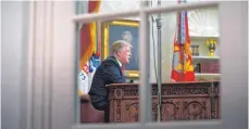  ?? FOTO: DPA ?? Donald Trump, Präsident der USA, im Oval Office des Weißen Hauses, während er eine Rede an die Nation hält.