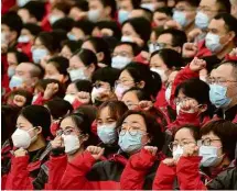  ?? Han Chuanhao/ Xinhua ?? Equipe médica faz juramento antes de partir para Wuhan, epicentro da epidemia de coronavíru­s