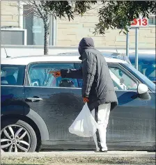  ??  ?? Parcheggio dell’ospedale Oltre all’accattonag­gio molesto scatta l’ordinanza che vieta pure il commercio ambulante