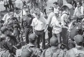  ?? CORTESíA GOBERNACIó­N DE BOLíVAR ?? El gobernador de Bolívar, Dumek Turbay Paz (izq.), junto al ministro del Interior, Guillermo Rivera (der.) durante su visita al municipio Santa Rosa del Sur.