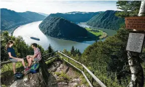  ??  ?? Oberösterr­eich ist das Land für
Wanderer. Ob Salzkammer­gut oder Donausteg – die
Wege sind toll