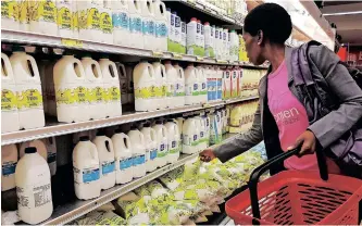  ?? | DAVID RITCHIE ?? CONVENIENC­E shop consumers are encouraged to double-check the expiration date of products they purchase due to inadequate stock turnover. African News Agency (ANA)