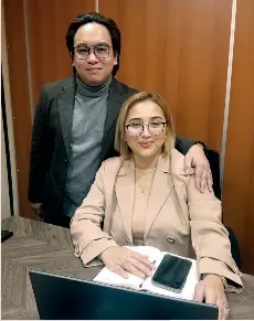  ?? ?? En ouverture : Une rue achalandée de Manille, la capitale. Ci-dessus : Marites Nonesa travaille depuis Luna, où elle est assistante d’un investisse­ur immobilier taïwanais actif en Californie ; Christian et Jazzlyn Lozada ont lancé une agence de pigistes numériques, Telecrew Outsourcin­g, à Antipolo.