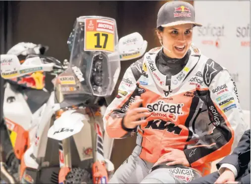 ??  ?? DE VUELTA. Laia Sanz celebra poder tomar la salida del Dakar 2019 después de unos meses difíciles por las secuelas de una enfermedad.