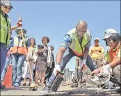  ??  ?? WORKERS: DA leader Mmusi Maimane, Premier Helen Zille, Mayor Patricia de Lille, and MEC for Human Settlement­s Bonginkosi Madikizela at an EPWP in Kensington.