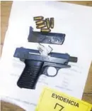  ?? OIJ ?? Pistola decomisada en el allanamien­to en Matina.