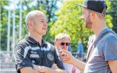  ?? FOTO: THOMAS SIEDLER ?? VfR Aalens Geschäftsf­ührer Markus Thiele (links) hat sich beim Trainingsa­uftakt mit Redakteur Timo Lämmerhirt unterhalte­n.