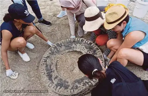  ??  ?? SISA tayar yang ditemui di pesisiran pantai.