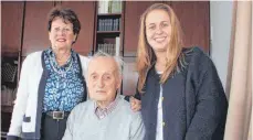  ?? FOTO: MICHAEL HESCHELER ?? Mit Tochter Melanie Schneider (links) und Enkelin Miriam Wittner: Fritz Kleinmann feiert seinen 102. Geburtstag.