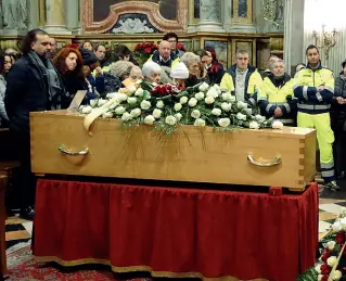  ??  ?? L’addio
Un migliaio di persone ieri ha assistito ai funerali di Alberto Tomei, il presidente di Ags morto dopo un’immersione nel lago