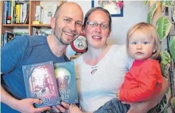  ?? FOTO: TOBIAS REHM ?? Buchautor Michael Kneer mit Frau Julia und Tochter Johanna.