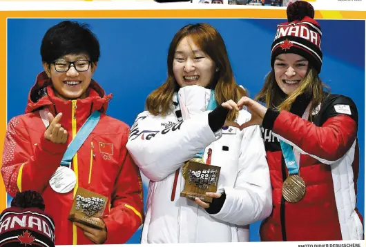  ?? PHOTO DIDIER DEBUSSCHÈR­E ?? ont formé un coeuravec leur main. Juchées sur le podium,kimboutin et la médaillée d’or Choimin-jeong avec sa La Sud-coréenneav­ait étédisqual­ifiée en finale du 500 m la semaineder­nièreaprès­uncontact et desmenaces de la part de rivale québécoise. Boutin...