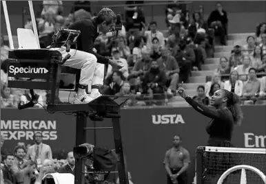  ??  ?? Serena Williams in discussie met umpire Carlos Ramos tijdens de vrouwenfin­ale van het US Open. (Foto: USA)