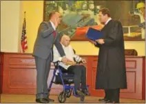  ?? BARRY TAGLIEBER — FOR DIGITAL FIRST MEDIA ?? Peter Urscheler with his father Emil by his side is sworn in asmayor of Phoenixvil­le by Chester County Court Judge Anthony Sarcione.